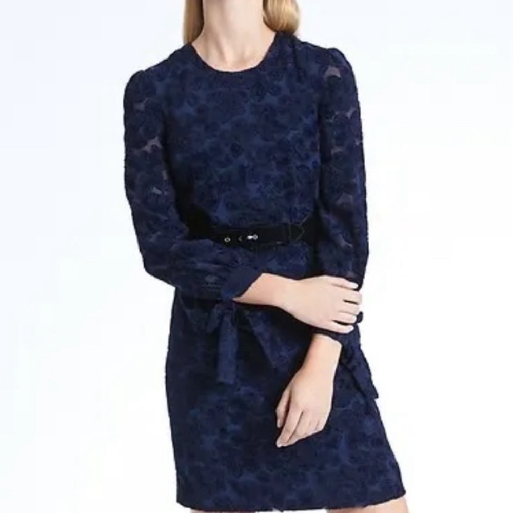 Banana Republic Bow Cuff Shift Preppy Navy dress. Never worn. Size: 6